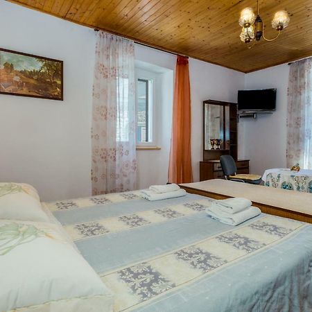 Guest House Robert I Mirna บาเล ภายนอก รูปภาพ