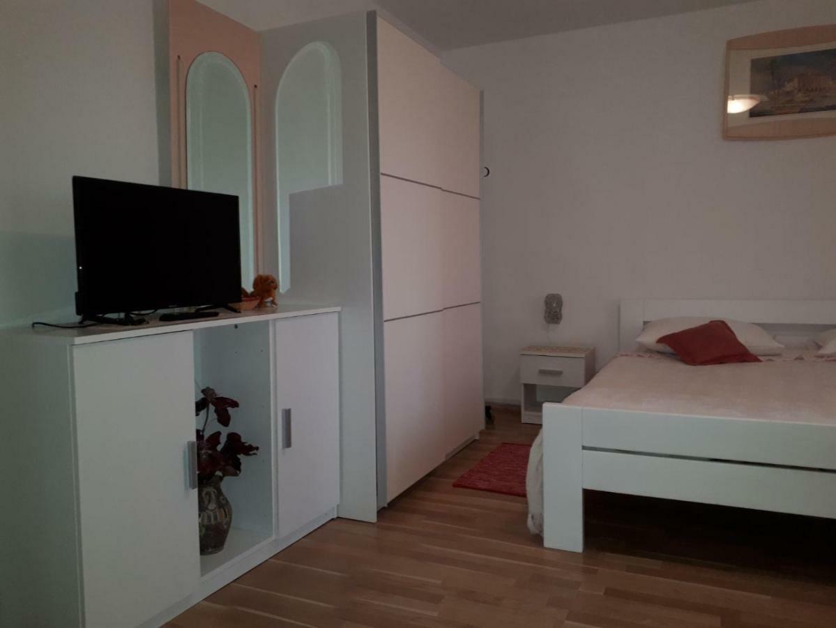 Guest House Robert I Mirna บาเล ภายนอก รูปภาพ