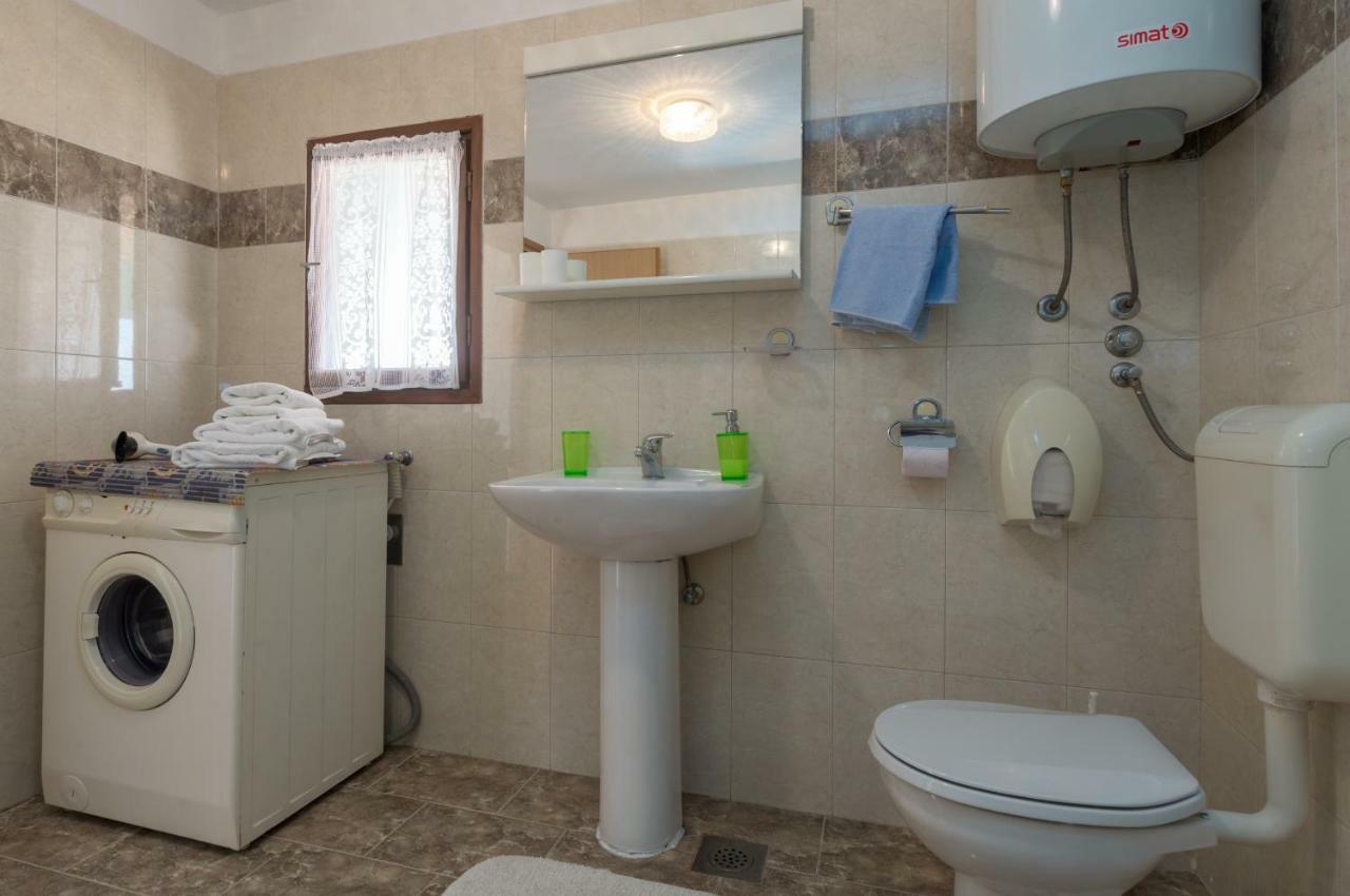 Guest House Robert I Mirna บาเล ภายนอก รูปภาพ