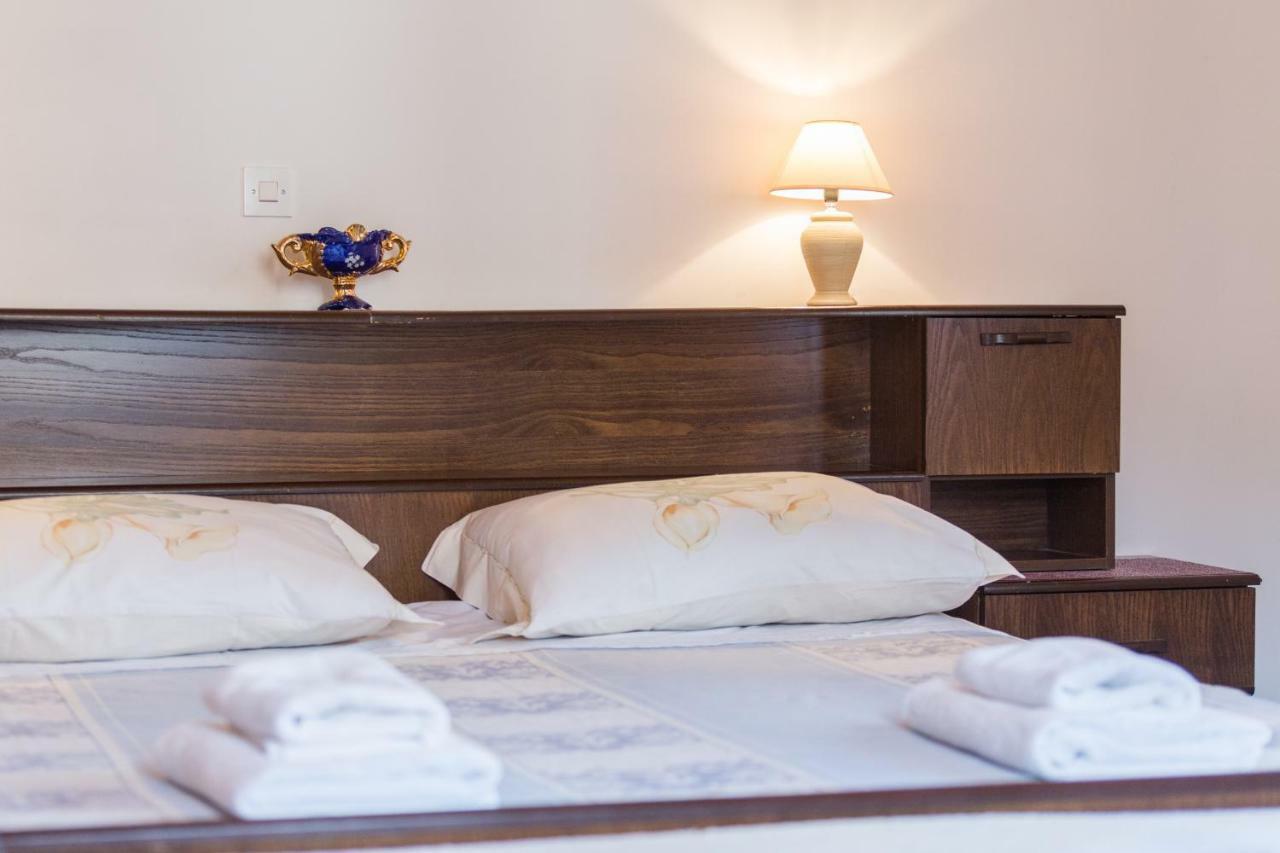Guest House Robert I Mirna บาเล ภายนอก รูปภาพ