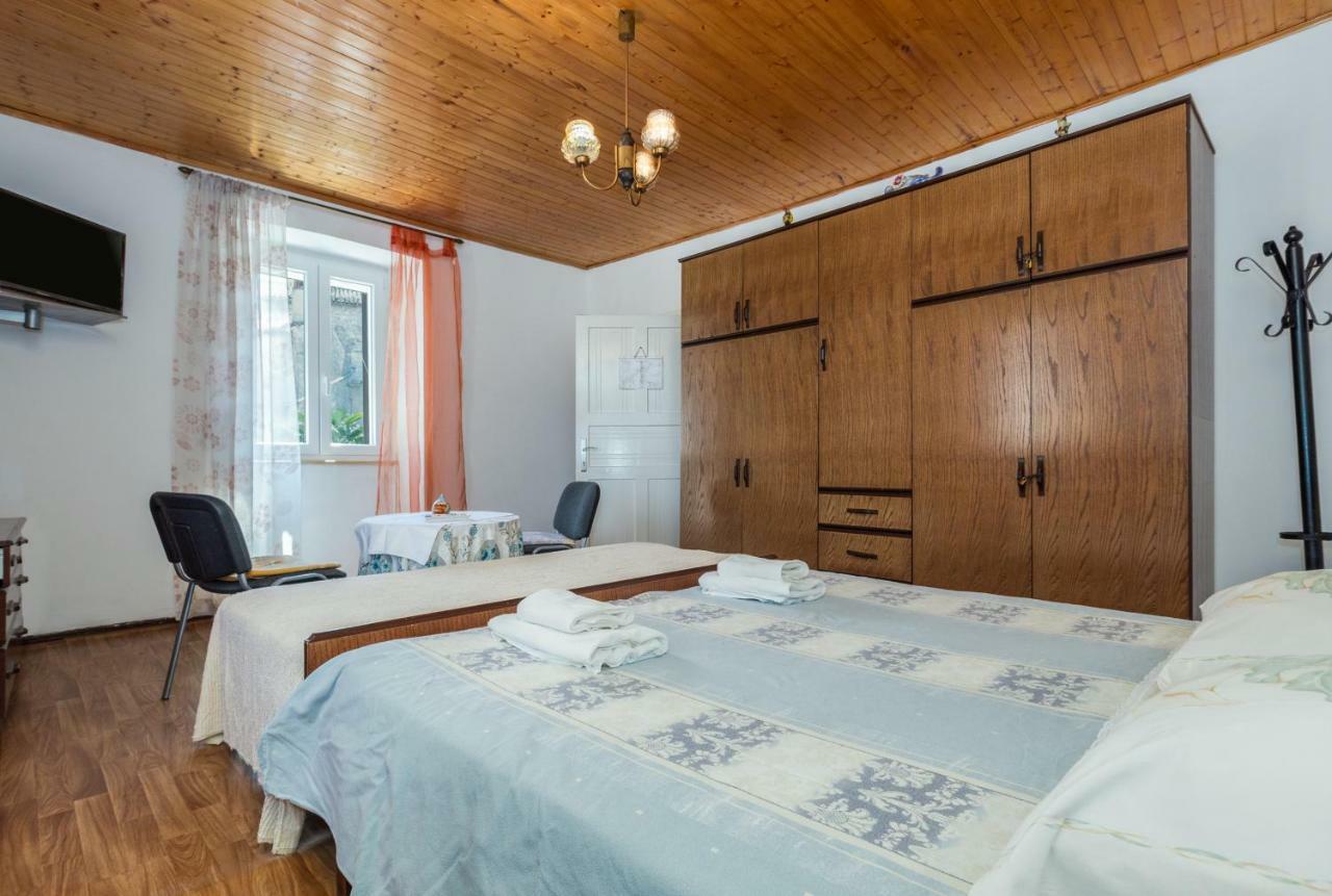 Guest House Robert I Mirna บาเล ภายนอก รูปภาพ
