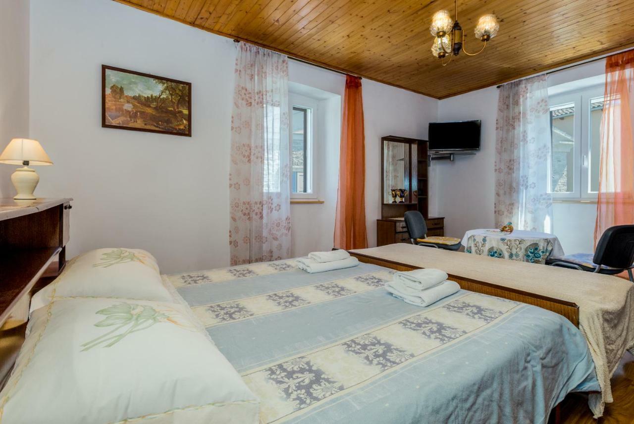 Guest House Robert I Mirna บาเล ภายนอก รูปภาพ